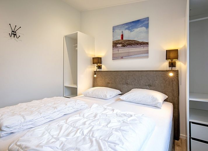 Cozy living room in Krimweg 051 vacation home, De Cocksdorp Texel, overlooking the garden.