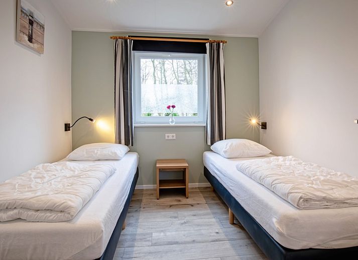 Cozy living room in Krimweg 051 vacation home, De Cocksdorp Texel, overlooking the garden.