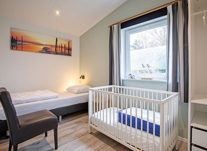 Cozy living room in Krimweg 051 vacation home, De Cocksdorp Texel, overlooking the garden.