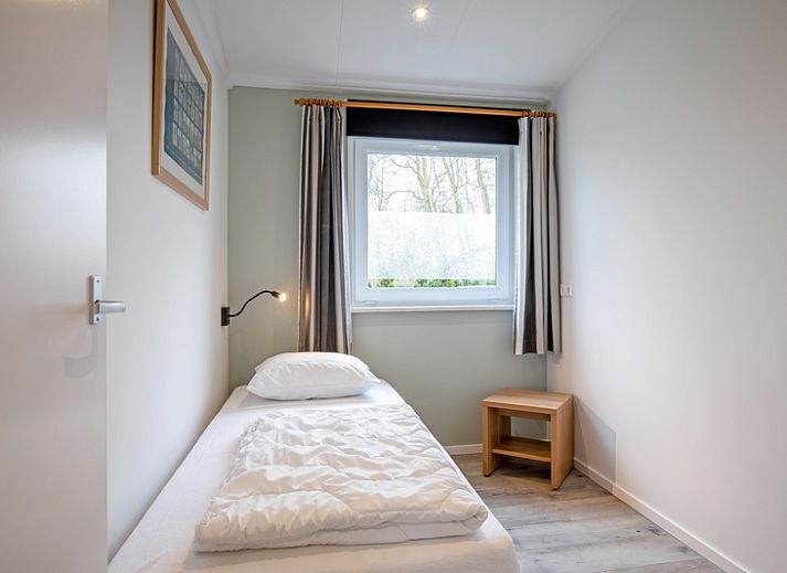 Stylish dining room in Krimweg 051 vacation home, De Cocksdorp Texel, with wooden table and comfortable chairs.