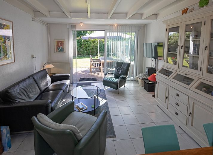 Geniessen Sie die sonnige Terrasse im Bungalowpark Slufteroord Holiday home 300 in De Cocksdorp, Texel.