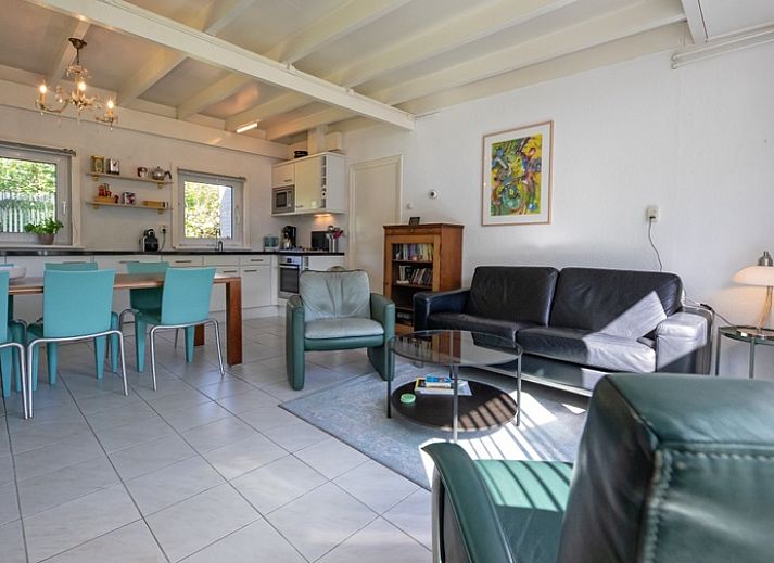 Geniessen Sie die sonnige Terrasse im Bungalowpark Slufteroord Holiday home 300 in De Cocksdorp, Texel.