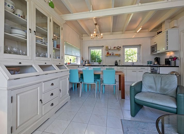 Geniessen Sie die sonnige Terrasse im Bungalowpark Slufteroord Holiday home 300 in De Cocksdorp, Texel.