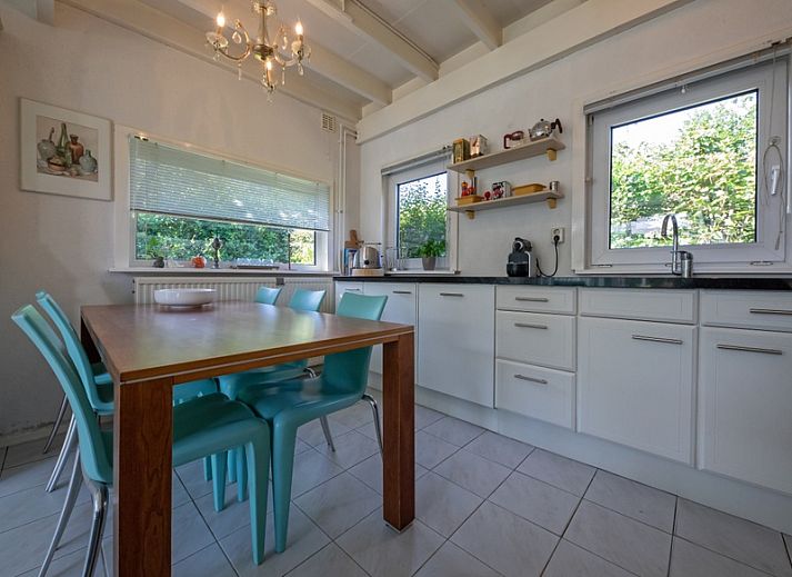 Geniessen Sie die sonnige Terrasse im Bungalowpark Slufteroord Holiday home 300 in De Cocksdorp, Texel.