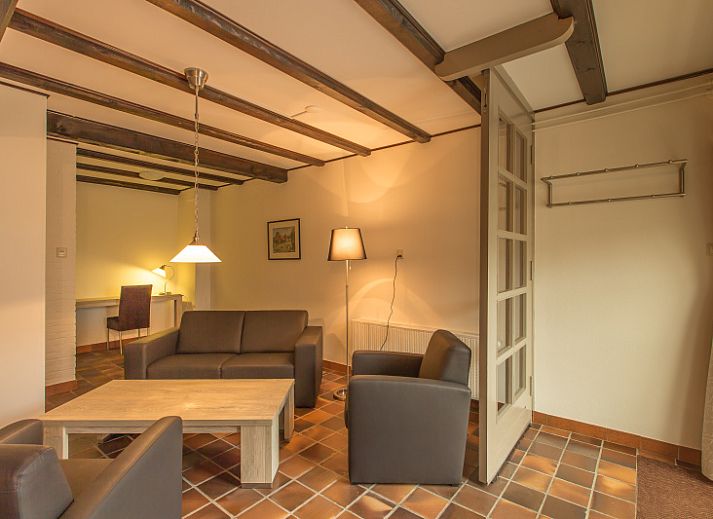 Type S-2 vakantiehuis in De Cocksdorp, Texel met rieten dak omringd door groen.