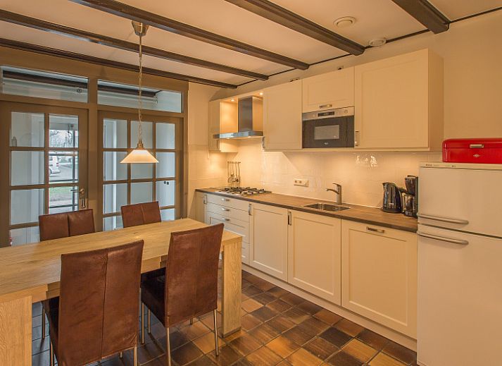 Type S-2 vakantiehuis in De Cocksdorp, Texel met rieten dak omringd door groen.