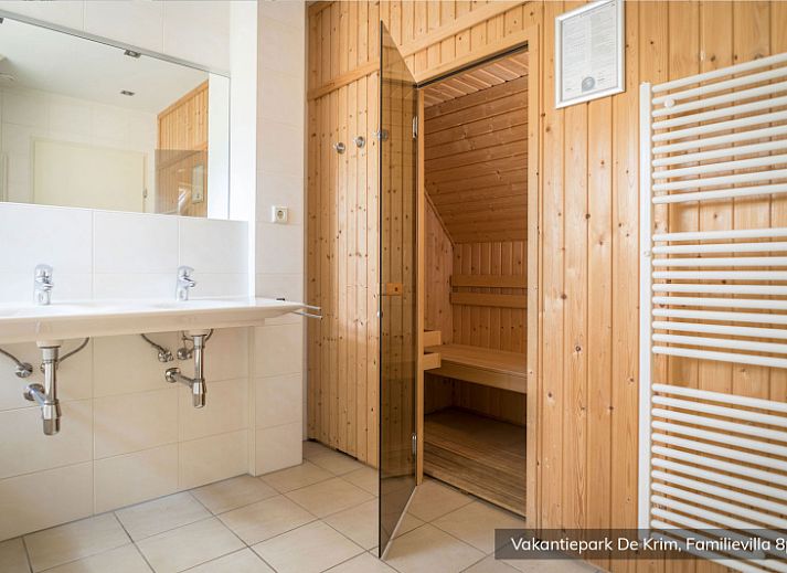 Komfortables Schlafzimmer in Familienvilla fuer 8 Personen, De Cocksdorp, Texel, mit Doppelbett und Tageslicht.