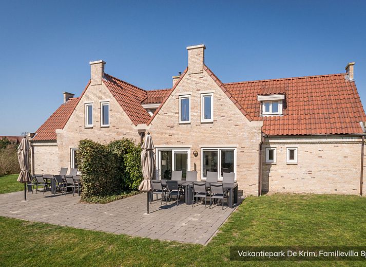 Komfortables Schlafzimmer in Familienvilla fuer 8 Personen, De Cocksdorp, Texel, mit Doppelbett und Tageslicht.