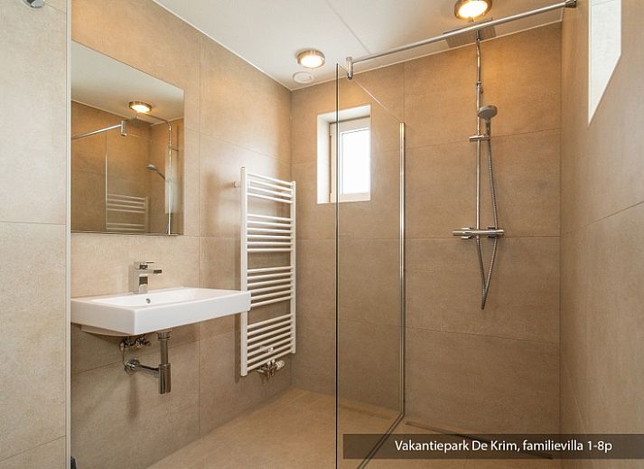 Comfortabele slaapkamer in Familievilla 8 persoons, De Cocksdorp, Texel, met tweepersoonsbed en natuurlijke lichtinval.