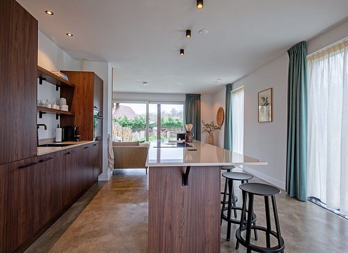 Ferienhaus Griend in De Cocksdorp, Texel mit grosser Veranda und gruenem Garten.