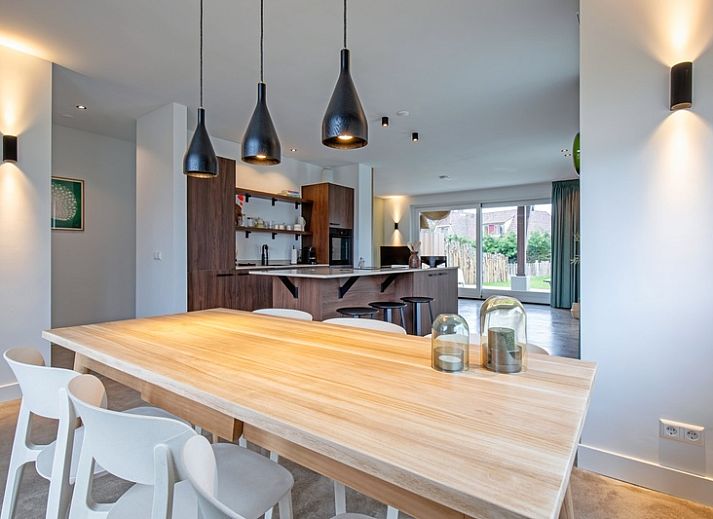 Ferienhaus Griend in De Cocksdorp, Texel mit grosser Veranda und gruenem Garten.