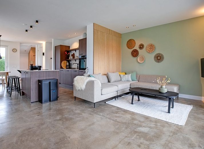 Stilvolles Wohnzimmer des Ferienhauses Griend in De Cocksdorp, Texel mit bequemem Sofa.