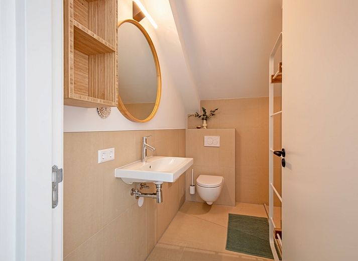 Moderne Sitzecke im Ferienhaus Griend, De Cocksdorp, Texel mit Blick auf die Terrasse.