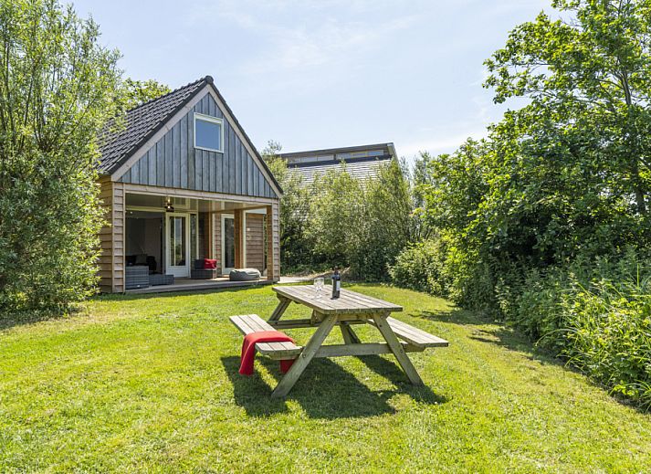 Geniessen Sie den gruenen Garten im Ferienhaus Zeewinde in De Cocksdorp, Texel. Perfekt fuer einen entspannten Aufenthalt auf den Watteninseln.