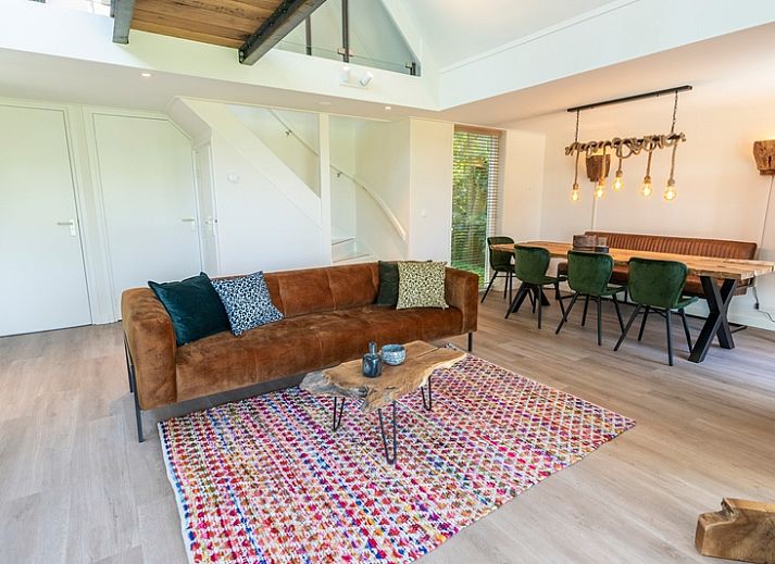 Geniessen Sie den gruenen Garten im Ferienhaus Zeewinde in De Cocksdorp, Texel. Perfekt fuer einen entspannten Aufenthalt auf den Watteninseln.