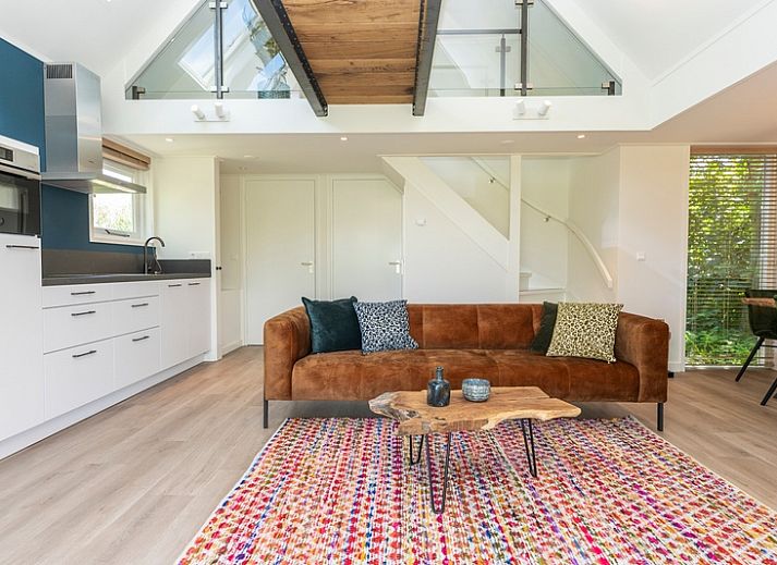 Geniessen Sie den gruenen Garten im Ferienhaus Zeewinde in De Cocksdorp, Texel. Perfekt fuer einen entspannten Aufenthalt auf den Watteninseln.