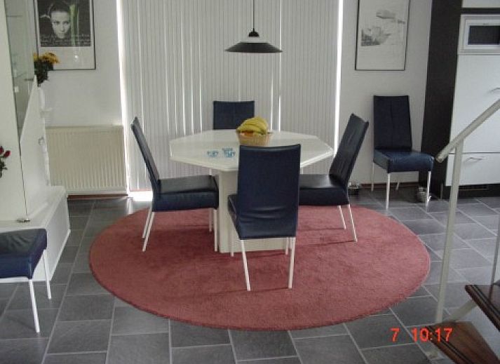 Bungalow 759 Huize van Assendelft in De Cocksdorp, Texel, charming exterior with green surroundings.