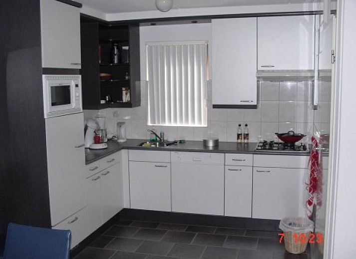 Bungalow 759 Huize van Assendelft in De Cocksdorp, Texel, charming exterior with green surroundings.