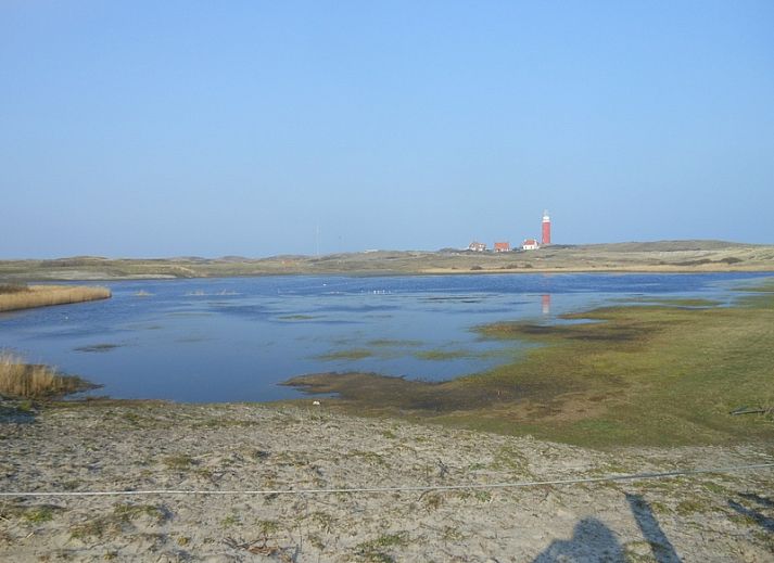 Modernes Badezimmer im Ferienhaus Ganzenvlucht, De Cocksdorp, Texel, mit grossen Fenstern und natuerlichem Licht.