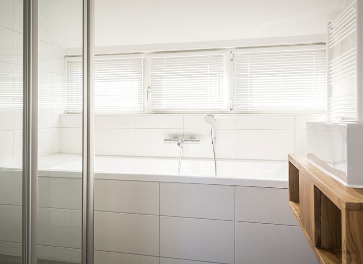 Moderne Kueche und Wohnzimmer des Landhuis Typ K, Ferienhaus in De Cocksdorp, Texel.