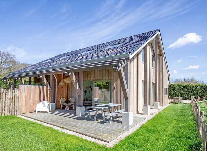 Das Ferienhaus Brakzand in De Cocksdorp Texel bietet eine grosse Terrasse mit Blick auf die gruene Natur.