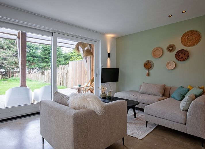 Das Ferienhaus Brakzand in De Cocksdorp Texel bietet eine grosse Terrasse mit Blick auf die gruene Natur.