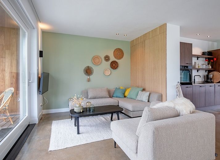 Das Ferienhaus Brakzand in De Cocksdorp Texel bietet eine grosse Terrasse mit Blick auf die gruene Natur.