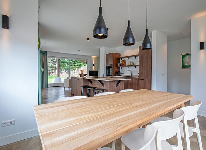 Das Ferienhaus Brakzand in De Cocksdorp Texel bietet eine grosse Terrasse mit Blick auf die gruene Natur.