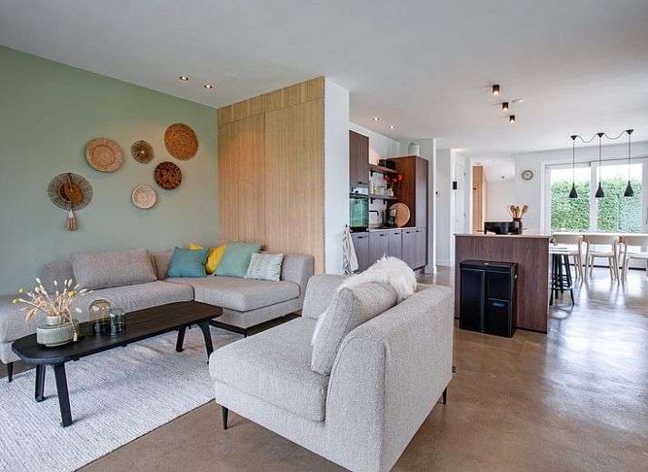 Gemuetliches Wohnzimmer im Ferienhaus Brakzand, De Cocksdorp Texel, mit Blick auf den Garten.