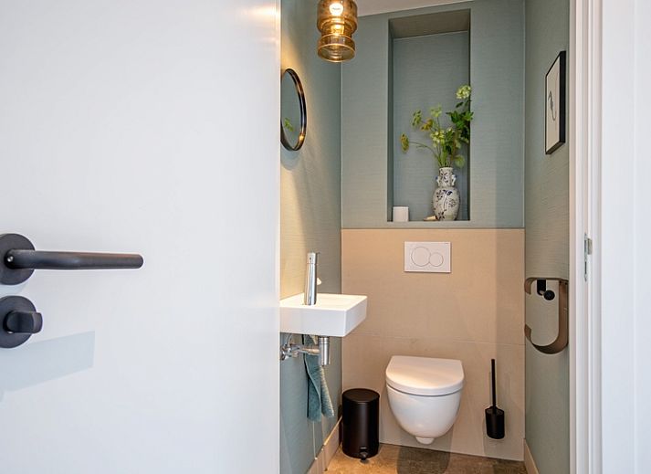 Gemuetliches Wohnzimmer im Ferienhaus Brakzand, De Cocksdorp Texel, mit Blick auf den Garten.