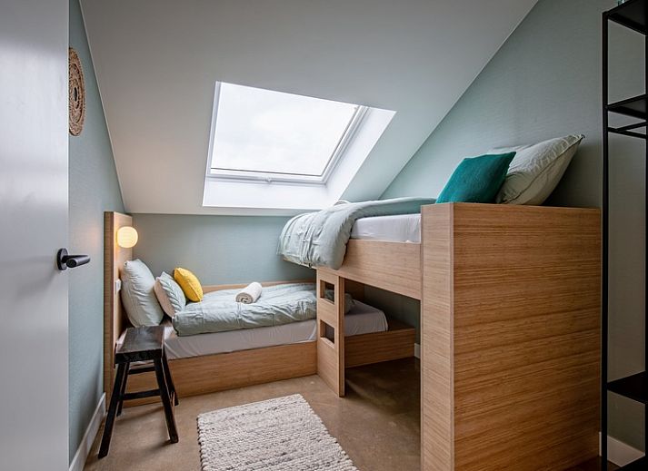 Gemuetliches Wohnzimmer im Ferienhaus Brakzand, De Cocksdorp Texel, mit Blick auf den Garten.