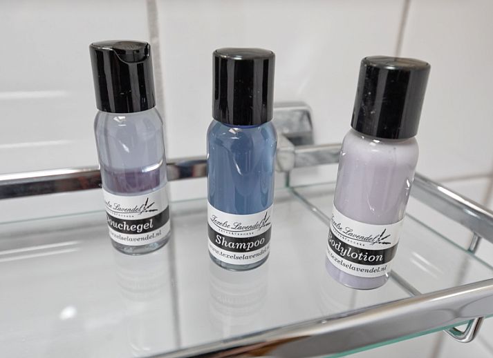 Gemuetlicher Innenbereich des Ferienhauses Typ 1 - 2100 in De Cocksdorp, Texel, mit Ess- und Sitzecke.