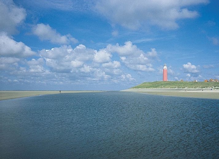 Gemuetlicher Innenbereich des Ferienhauses Typ 1 - 2100 in De Cocksdorp, Texel, mit Ess- und Sitzecke.