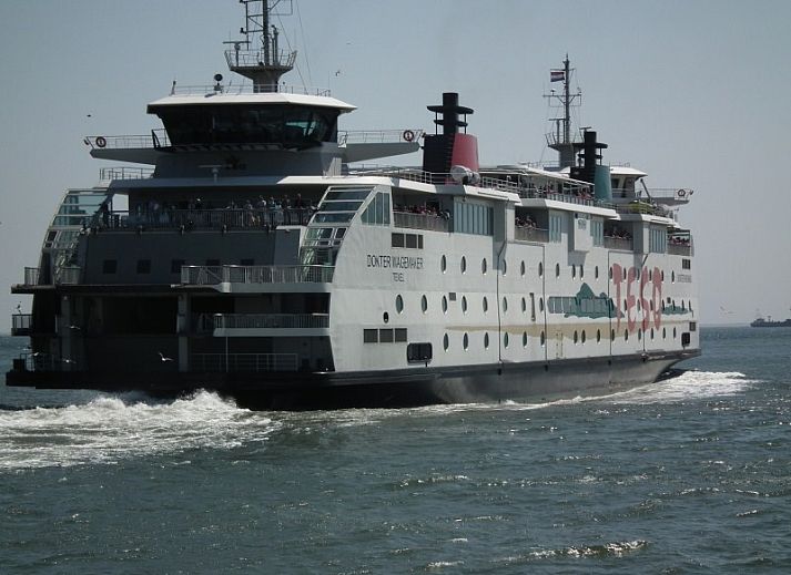 Modernes Wohnzimmer im Ferienhaus Typ 1 - 2100, De Cocksdorp, Texel, mit bequemem Sofa und Esstisch.