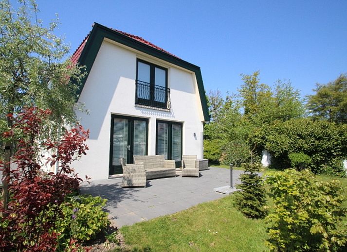 Geniessen Sie die Sonne auf der Terrasse des Bungalows Postweg 109 in De Cocksdorp, Texel, einem charmanten Ferienhaus inmitten der gruenen Natur.