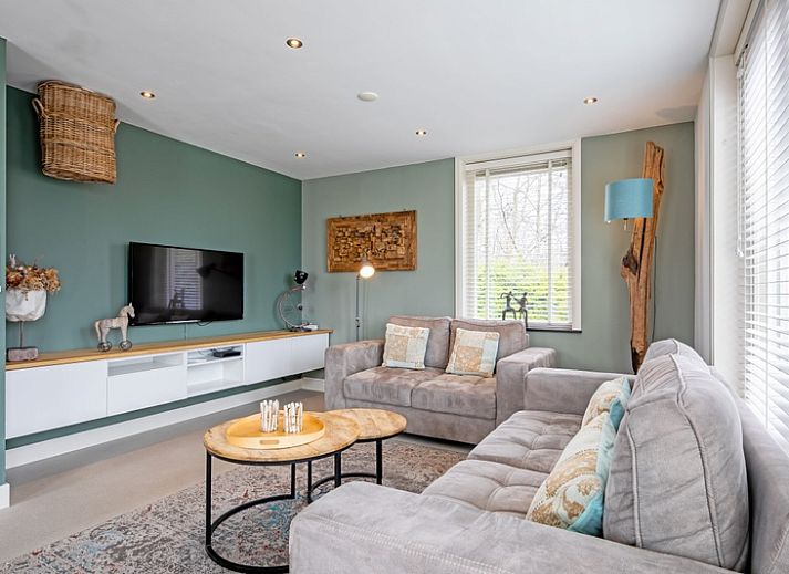 Geniessen Sie die Sonne auf der Terrasse des Bungalows Postweg 109 in De Cocksdorp, Texel, einem charmanten Ferienhaus inmitten der gruenen Natur.