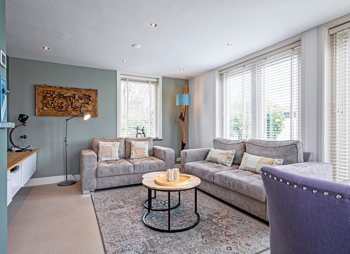 Geniessen Sie die Sonne auf der Terrasse des Bungalows Postweg 109 in De Cocksdorp, Texel, einem charmanten Ferienhaus inmitten der gruenen Natur.