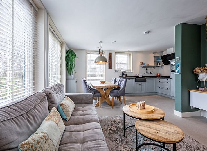 Geniessen Sie die Sonne auf der Terrasse des Bungalows Postweg 109 in De Cocksdorp, Texel, einem charmanten Ferienhaus inmitten der gruenen Natur.