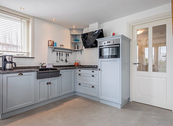 Geniessen Sie die Sonne auf der Terrasse des Bungalows Postweg 109 in De Cocksdorp, Texel, einem charmanten Ferienhaus inmitten der gruenen Natur.