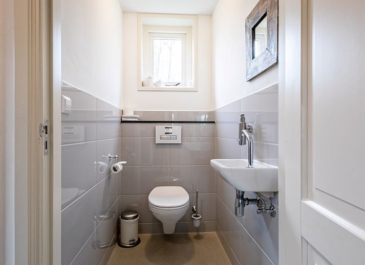 Gemuetliches Wohnzimmer im Bungalow Postweg 109, De Cocksdorp, Texel. Gemuetliche Sitzecke mit viel Tageslicht auf den Watteninseln.