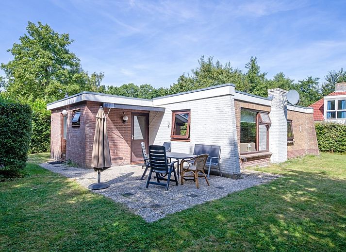 Ferienhaus Slufterduin 092 in De Cocksdorp, Texel mit sonniger Terrasse und gruener Umgebung.