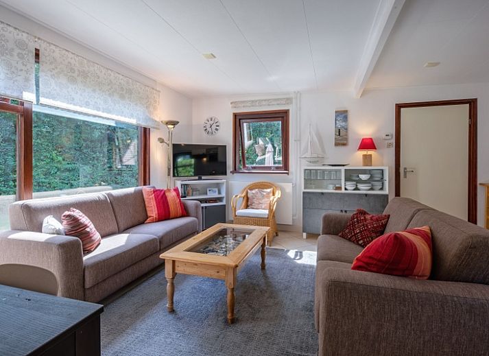 Ferienhaus Slufterduin 092 in De Cocksdorp, Texel mit sonniger Terrasse und gruener Umgebung.