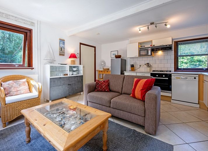 Ferienhaus Slufterduin 092 in De Cocksdorp, Texel mit sonniger Terrasse und gruener Umgebung.