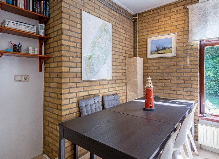 Ferienhaus Slufterduin 092 in De Cocksdorp, Texel mit sonniger Terrasse und gruener Umgebung.