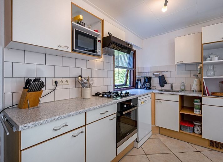 Ferienhaus Slufterduin 092 in De Cocksdorp, Texel mit sonniger Terrasse und gruener Umgebung.