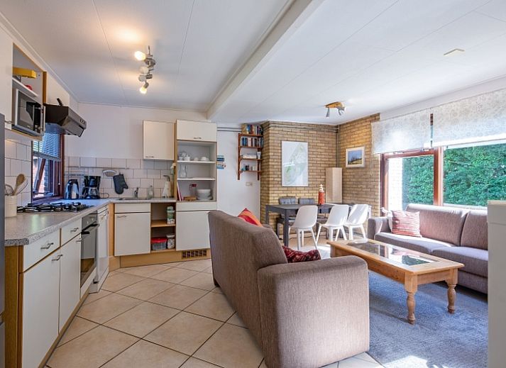 Gemuetliches Wohnzimmer des Ferienhauses Slufterduin 092 in De Cocksdorp, Texel mit bequemen Sofas.