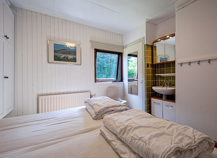 Gemuetliches Wohnzimmer des Ferienhauses Slufterduin 092 in De Cocksdorp, Texel mit bequemen Sofas.