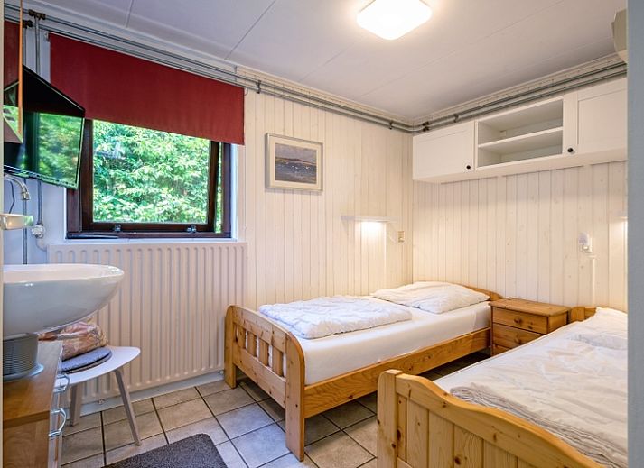 Gemuetliches Wohnzimmer des Ferienhauses Slufterduin 092 in De Cocksdorp, Texel mit bequemen Sofas.