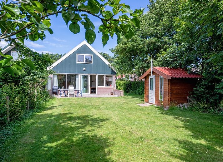 Geraeumiger Garten im Ferienhaus Slufterhoek 132 in De Cocksdorp, Texel, mit Terrasse und gruener Umgebung