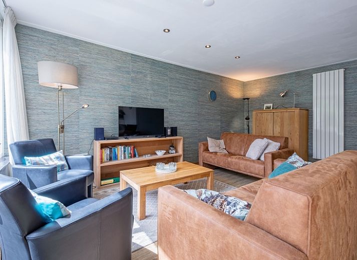 Geraeumiger Garten im Ferienhaus Slufterhoek 132 in De Cocksdorp, Texel, mit Terrasse und gruener Umgebung